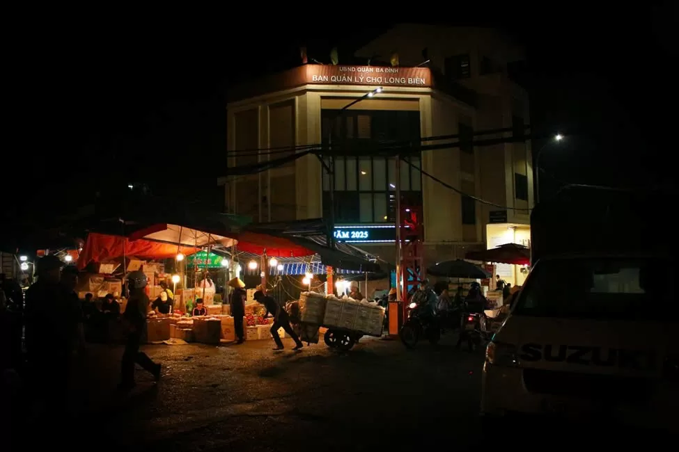 Chùm ảnh: Chợ Long Biên về đêm - Một Hà Nội rất khác Chùm ảnh: Chợ Long Biên về đêm - Một Hà Nội rất khác