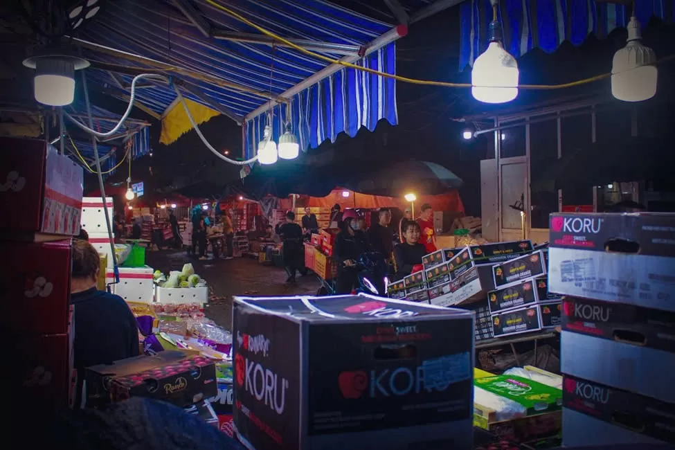 Chùm ảnh: Chợ Long Biên về đêm - Một Hà Nội rất khác Chùm ảnh: Chợ Long Biên về đêm - Một Hà Nội rất khác