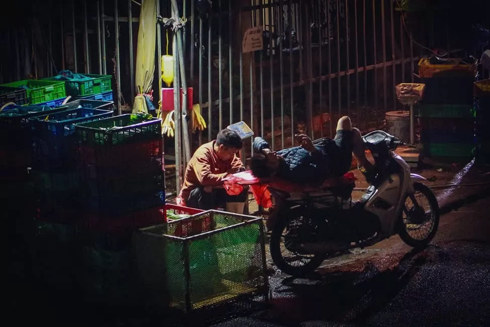 Chùm ảnh: Chợ Long Biên về đêm - Một Hà Nội rất khác Chùm ảnh: Chợ Long Biên về đêm - Một Hà Nội rất khác