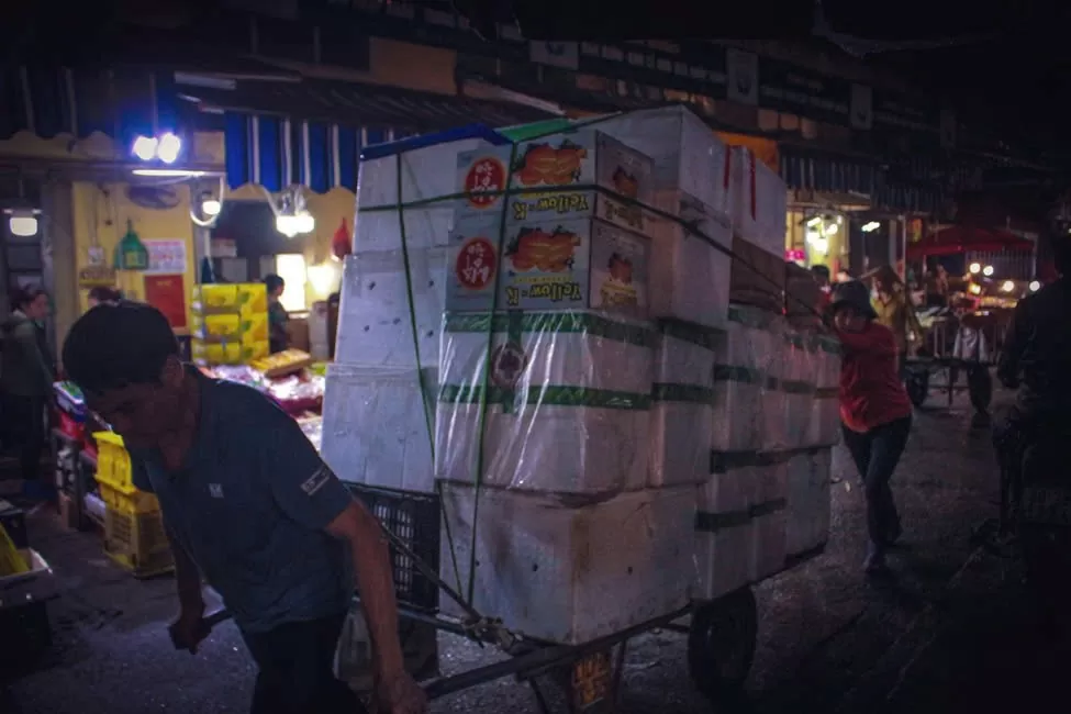 Chùm ảnh: Chợ Long Biên về đêm - Một Hà Nội rất khác Chùm ảnh: Chợ Long Biên về đêm - Một Hà Nội rất khác