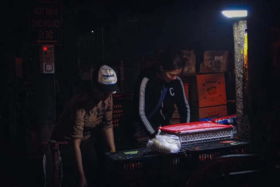 Chùm ảnh: Chợ Long Biên về đêm - Một Hà Nội rất khác Chùm ảnh: Chợ Long Biên về đêm - Một Hà Nội rất khác