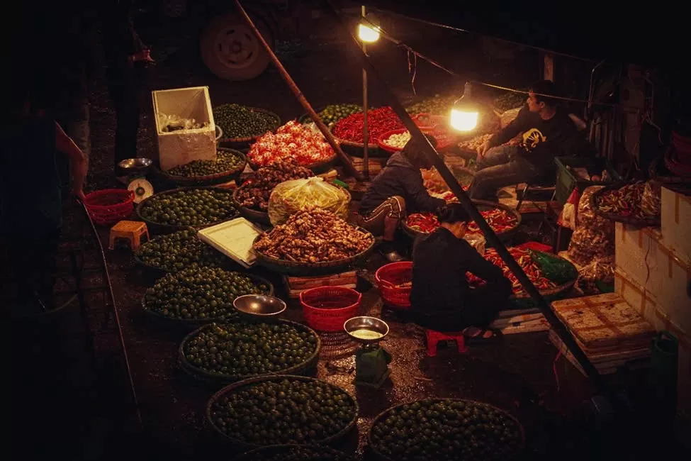 Chùm ảnh: Chợ Long Biên về đêm - Một Hà Nội rất khác Chùm ảnh: Chợ Long Biên về đêm - Một Hà Nội rất khác