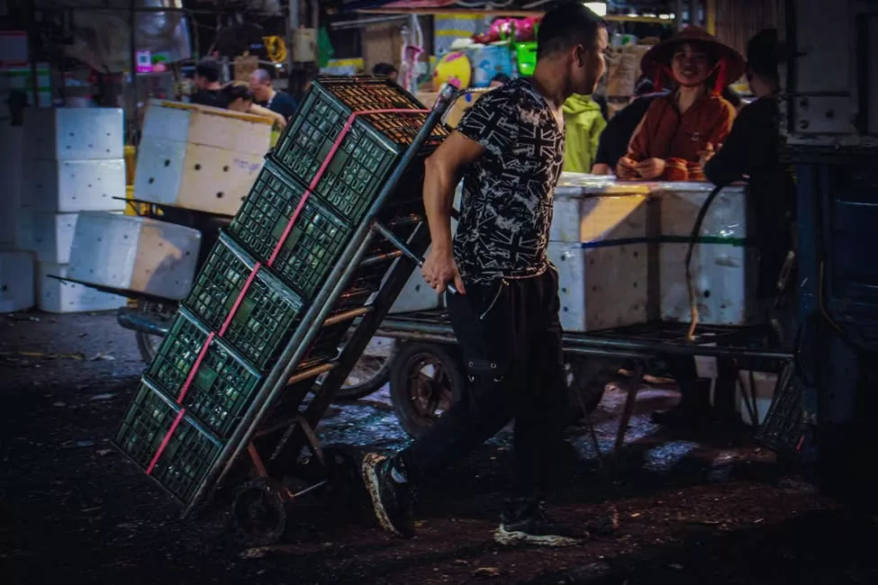 Chùm ảnh: Chợ Long Biên về đêm - Một Hà Nội rất khác Chùm ảnh: Chợ Long Biên về đêm - Một Hà Nội rất khác