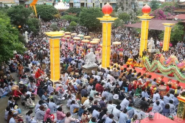 Đông đảo du khách và Phật tử thập phương tụ hội tại chùa Quán Thế Âm (Q. Ngũ Hành Sơn, TP. Đà Nẵng) để tham dự Lễ vía Đức Quán Thế Âm Bồ Tát sáng 18/3. Đông đảo du khách và Phật tử thập phương tụ hội tại chùa Quán Thế Âm (Q. Ngũ Hành Sơn, TP. Đà Nẵng) để tham dự Lễ vía Đức Quán Thế Âm Bồ Tát sáng 18/3.