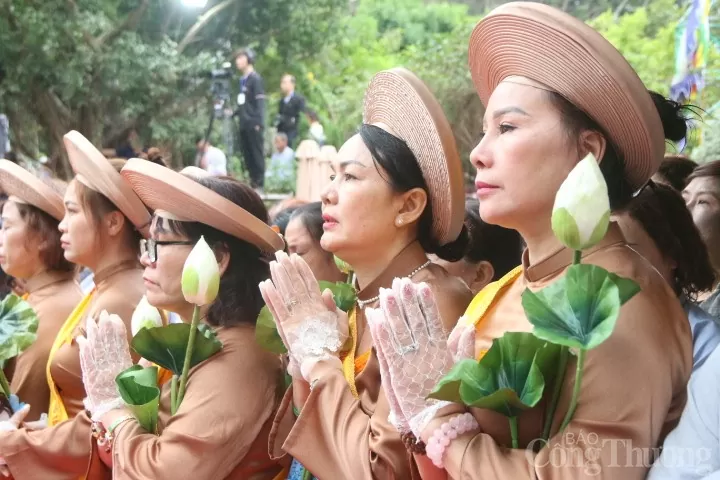 Hàng nghìn Phật tử từ khắp nơi trong cả nước về dự Lễ Vía Đức Quán Thế Âm Bồ Tát Hàng nghìn Phật tử từ khắp nơi trong cả nước về dự Lễ Vía Đức Quán Thế Âm Bồ Tát