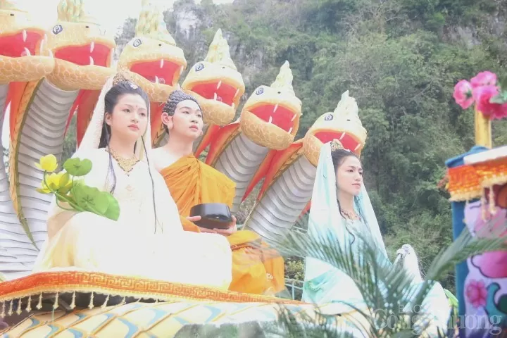 Hình ảnh Đức Phật Thích Ca uy nghi ngồi trên tòa sen Hình ảnh Đức Phật Thích Ca uy nghi ngồi trên tòa sen