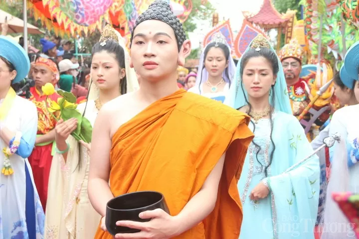Hóa trang tái hiện hình ảnh Đức Phật Thích Ca và các nhân vật hộ pháp Hóa trang tái hiện hình ảnh Đức Phật Thích Ca và các nhân vật hộ pháp