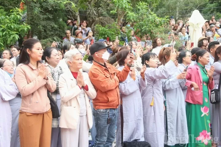 Đông đảo người dân và Phật tử tham dự nghi lễ trong không khí trang nghiêm tại chùa Quán Thế Âm Đông đảo người dân và Phật tử tham dự nghi lễ trong không khí trang nghiêm tại chùa Quán Thế Âm