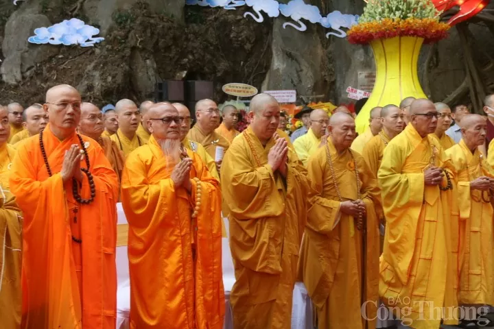 Thực hiện lễ cầu an, gửi gắm lời nguyện lành đến muôn người trong ngày lễ vía Đức Quán Thế Âm Bồ Tát. Thực hiện lễ cầu an, gửi gắm lời nguyện lành đến muôn người trong ngày lễ vía Đức Quán Thế Âm Bồ Tát.