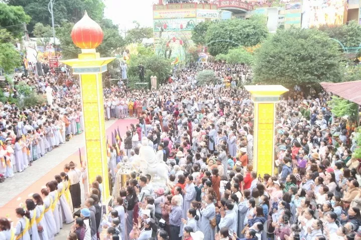 Người dân gửi gắm ước nguyện bình an và hạnh phúc trong ngày Lễ Vía Đức Quán Thế Âm Bồ Tát Người dân gửi gắm ước nguyện bình an và hạnh phúc trong ngày Lễ Vía Đức Quán Thế Âm Bồ Tát