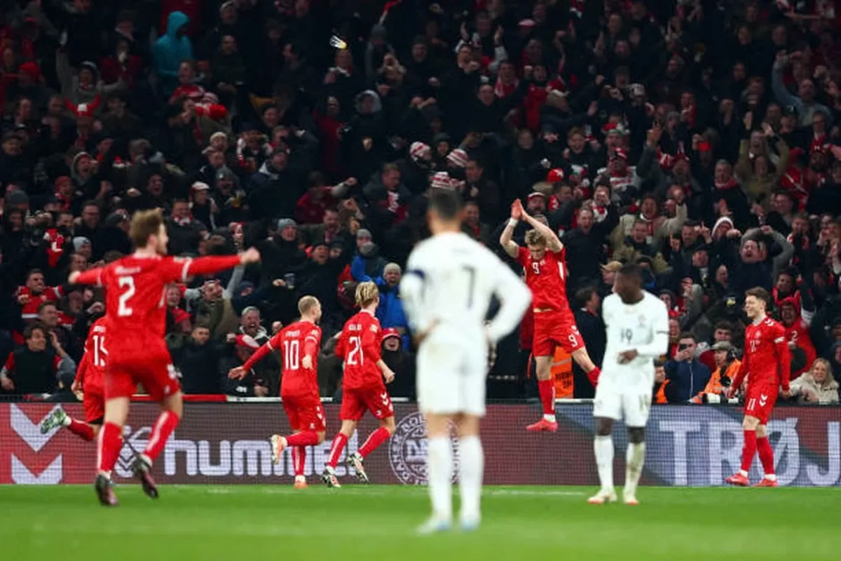 Ronaldo đứng từ xa chứng kiến Rasmus Hojlund thực hiện màn ăn mừng theo phong cách của mình (Ảnh: Getty).