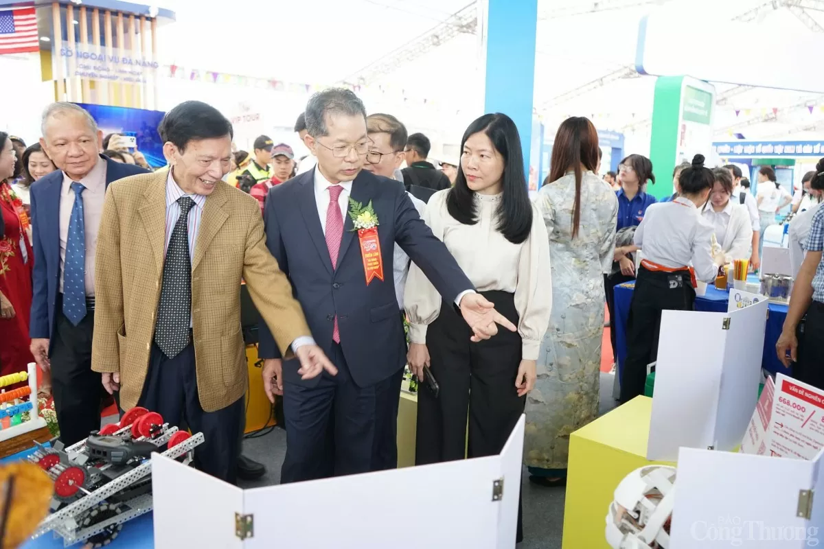 Bí thư Thành ủy Đà Nẵng tham quan các gian hàng Bí thư Thành ủy Đà Nẵng tham quan các gian hàng