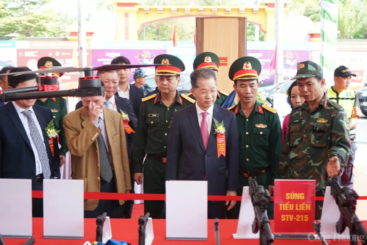 Bí thư Thành ủy Đà Nẵng tham quan khu vực triển lãm quốc phòng, an ninh Bí thư Thành ủy Đà Nẵng tham quan khu vực triển lãm quốc phòng, an ninh