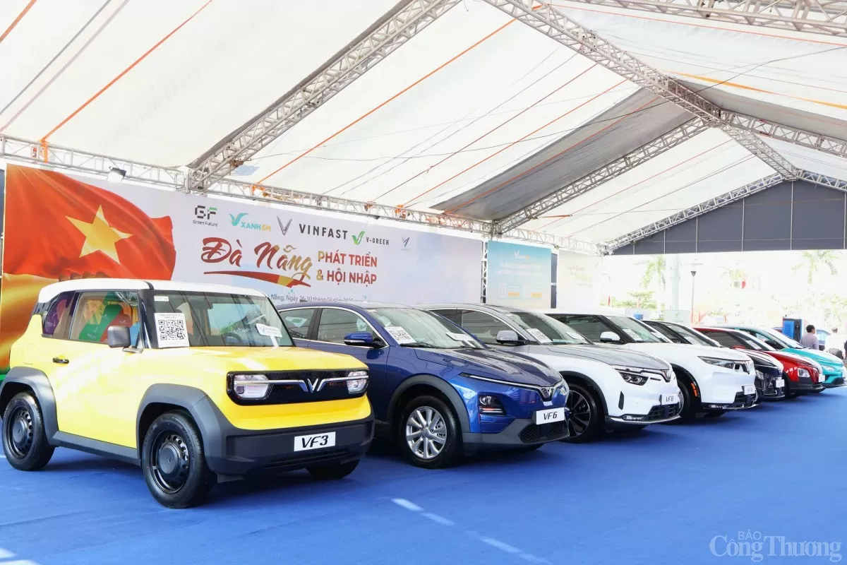 Tập đoàn Vingroup sở hữu khu trưng bày rộng 300 m2 ngay khu vực trung tâm của Triển lãm “Đà Nẵng - Phát triển và Hội nhập”. Gian hàng Vingroup gây ấn tượng mạnh và thu hút đông đảo khách tham quan khi trưng bày và tổ chức lái thử tất cả các dòng ô tô điện thông minh VinFast đang gây sốt trên thị trường gồm VF 3, VF 5, VF 6, VF 7, VF 8 và VF 9. Ngoài ra, các thương hiệu khác trong hệ sinh thái như Vinpearl, GSM, V-Green, Green Future (GF) cũng mang đến triển lãm những sản phẩm, dịch vụ nổi bật. Đáng chú ý, nhân dịp lễ kỷ niệm ý nghĩa của thành phố, công ty cho thuê xe và kinh doanh xe đã qua sử dụng do Chủ tịch Vingroup Phạm Nhật Vượng sáng lập là Green Future (GF - tên trước đây là FGF) đã công bố chính thức mở rộng hoạt động tới Đà Nẵng, mang đến các giải pháp di chuyển linh hoạt bằng xe điện với chi phí hợp lý cho du khách và người dân địa phương. Thương hiệu taxi Xanh SM cũng tung ra các mã ưu đãi hấp dẫn cho khách hàng đặt xe với điểm đến hoặc đi là địa điểm diễn ra triển lãm (Cung Thể thao Tiên Sơn, Hải Châu, Đà Nẵng) từ ngày 26/3 đến 30/3/2025. Tập đoàn Vingroup sở hữu khu trưng bày rộng 300 m2 ngay khu vực trung tâm của Triển lãm “Đà Nẵng - Phát triển và Hội nhập”. Gian hàng Vingroup gây ấn tượng mạnh và thu hút đông đảo khách tham quan khi trưng bày và tổ chức lái thử tất cả các dòng ô tô điện thông minh VinFast đang gây sốt trên thị trường gồm VF 3, VF 5, VF 6, VF 7, VF 8 và VF 9. Ngoài ra, các thương hiệu khác trong hệ sinh thái như Vinpearl, GSM, V-Green, Green Future (GF) cũng mang đến triển lãm những sản phẩm, dịch vụ nổi bật. Đáng chú ý, nhân dịp lễ kỷ niệm ý nghĩa của thành phố, công ty cho thuê xe và kinh doanh xe đã qua sử dụng do Chủ tịch Vingroup Phạm Nhật Vượng sáng lập là Green Future (GF - tên trước đây là FGF) đã công bố chính thức mở rộng hoạt động tới Đà Nẵng, mang đến các giải pháp di chuyển linh hoạt bằng xe điện với chi phí hợp lý cho du khách và người dân địa phương. Thương hiệu taxi Xanh SM cũng tung ra các mã ưu đãi hấp dẫn cho khách hàng đặt xe với điểm đến hoặc đi là địa điểm diễn ra triển lãm (Cung Thể thao Tiên Sơn, Hải Châu, Đà Nẵng) từ ngày 26/3 đến 30/3/2025.