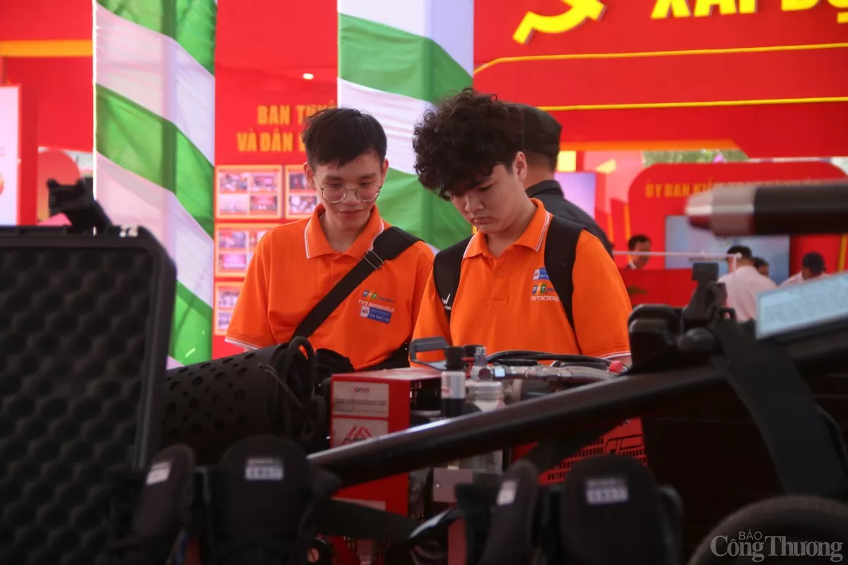 Đông đảo người dân, du khách tham quan triển lãm Đông đảo người dân, du khách tham quan triển lãm