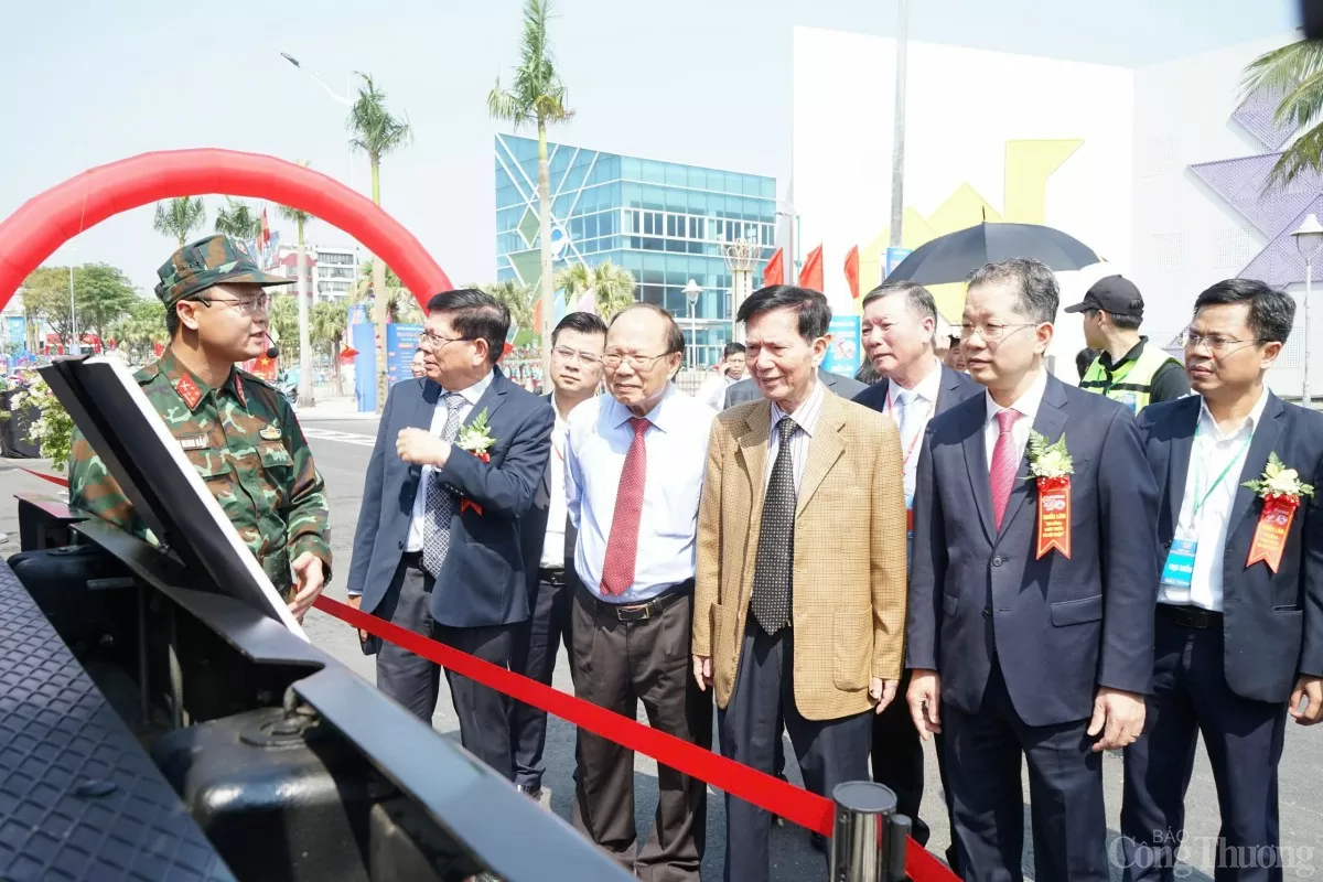 Các đại biểu tham quan triển lãm Các đại biểu tham quan triển lãm