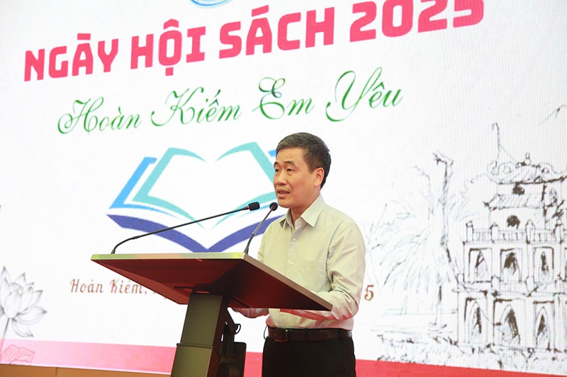 Phó Chủ tịch Thường trực UBND quận Hoàn Kiếm Nguyễn Quốc Hoàn phát biểu tại Ngày hội sách Hoàn Kiếm em yêu năm 2025