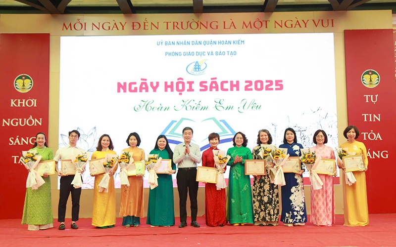 Lãnh đạo UBND quận Hoàn Kiếm, Phòng Giáo dục và Đào tạo quận trao giấy chứng nhận và các giải thưởng cho các cụm trường, cá nhân đạt giải trong Ngày hội sách