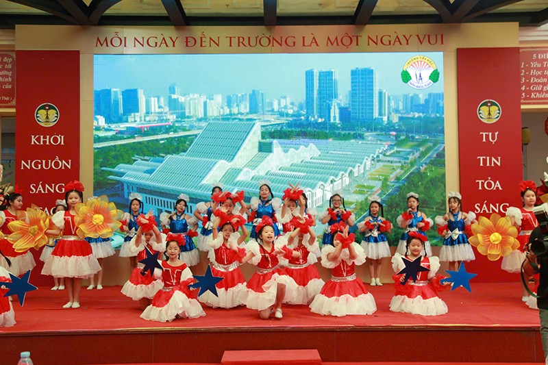 Tiết mục văn nghệ tại Ngày hội sách Hoàn Kiếm em yêu năm 2025