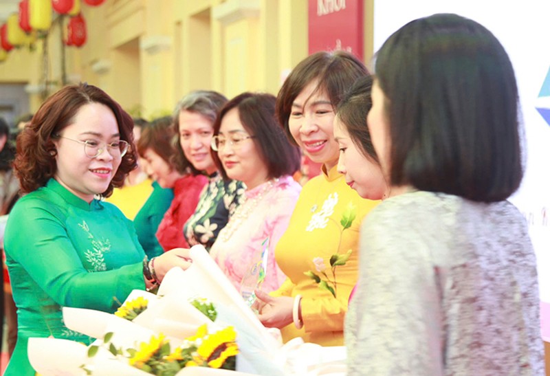 Trưởng phòng Giao dục và Đào tạo quận Hoàn Kiếm Trịnh Ngọc Trâm trao thưởng cho các trường học tích cực tham dự Ngày hội sách