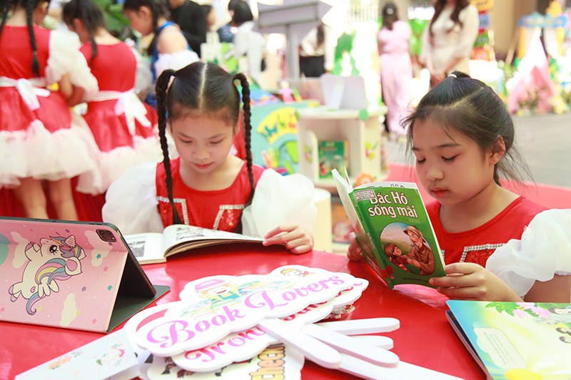 Các em học sinh tham quan các gian trưng bày sách trong Ngày hội