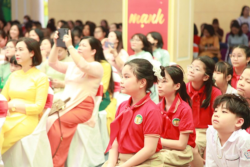 Các thầy cô giáo và các em học sinh chăm chú theo dõi các tiết mục văn nghệ, tiểu phẩm sân khấu