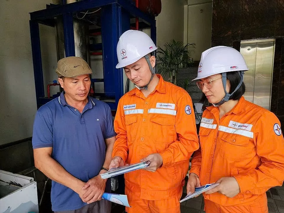 Ứng phó cung cấp điện nắng nóng 2025: EVNNPC đẩy mạnh tiết kiệm điện