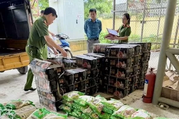 Phát hiện gần 30 tấn xúc xích, đồ đông lạnh không