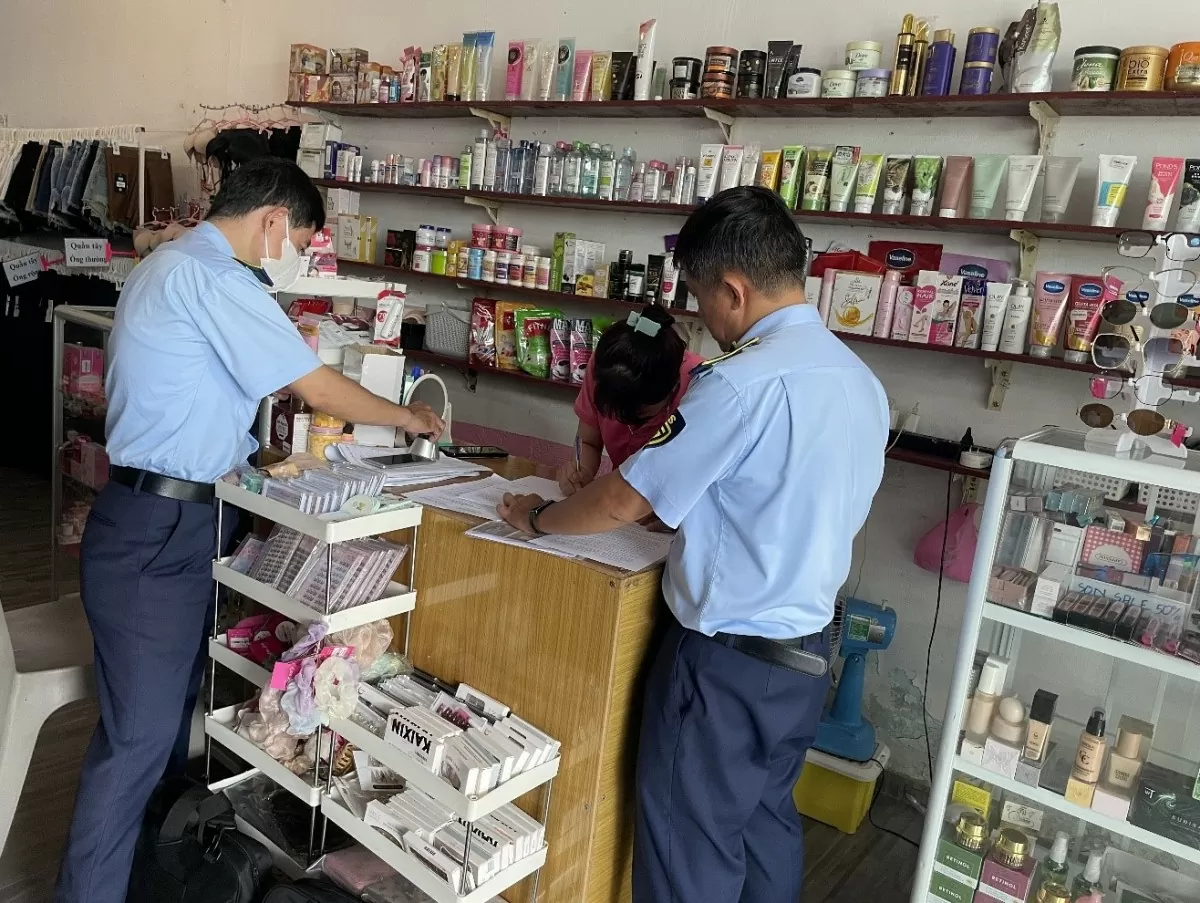 Lực lượng Quản lý thị trường Cần Thơ kiểm tra hoạt động kinh doanh trên địa bàn. Ảnh: Chi cục Quản lý thị trường Cần Thơ