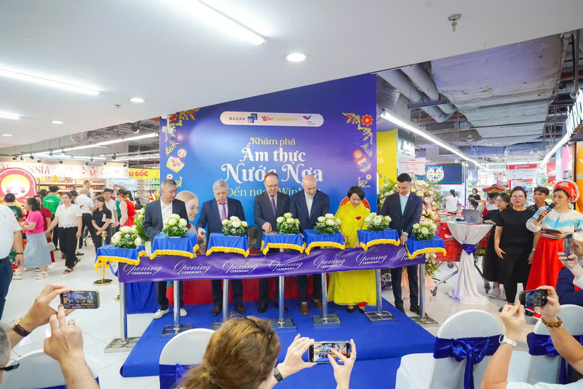 Đại sứ Nga tại Việt Nam, Tổng giám đốc WinCommerce cùng các đại biểu cắt băng khai trương Russia Corner tại WinMart Royal City