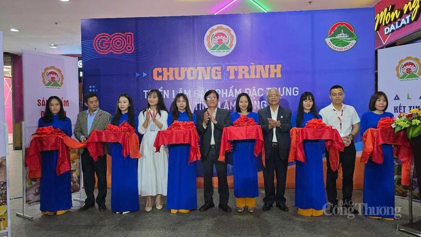 Các đại biểu cắt băng khai mạc Chương trình triển lãm sản phẩm đặc trưng tỉnh Lâm Đồng. Ảnh: Lê Sơn
