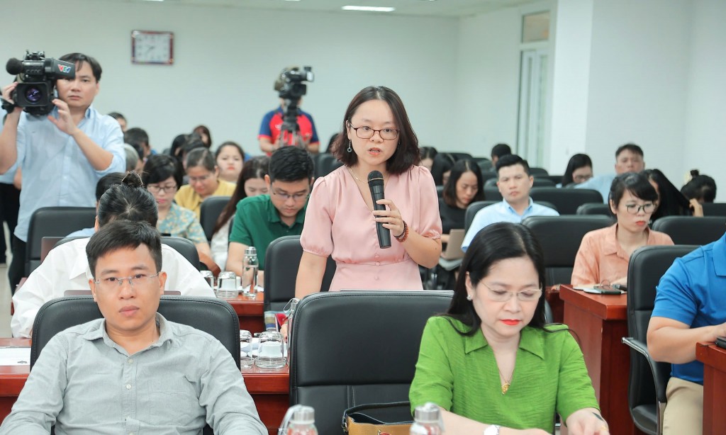 Phóng viên đặt câu hỏi tại buổi họp báo