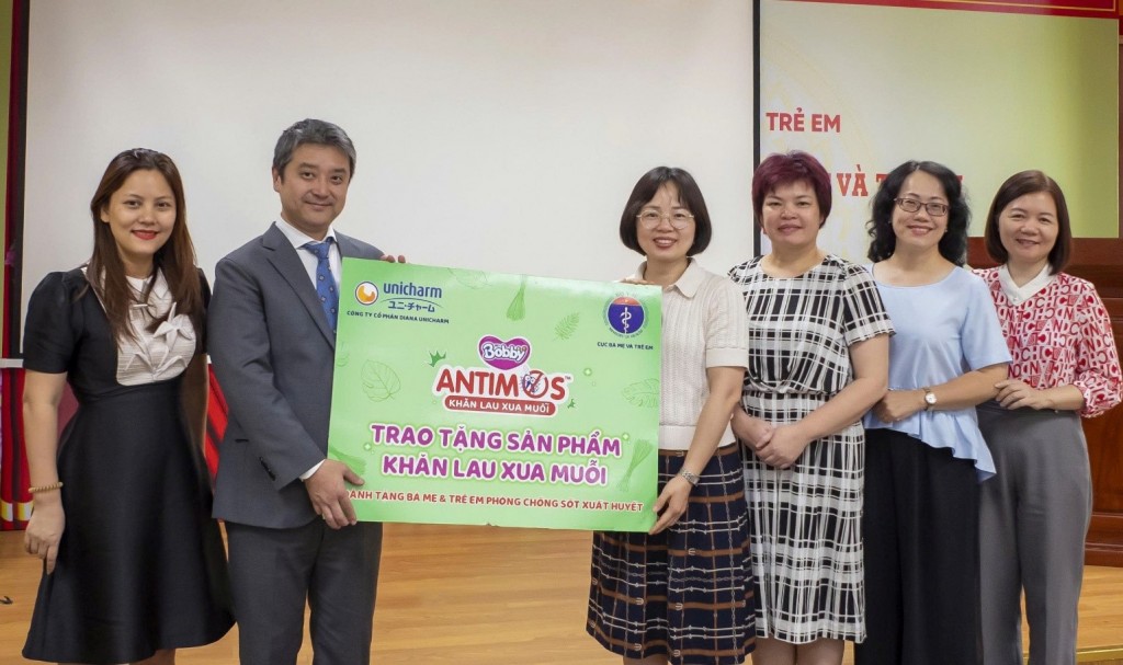 Ông Makoto Anezaki - Giám đốc Marketing Diana Unicharm – trao ủng hộ tới Cục Bà mẹ - Trẻ em, Bộ Y Tế Ông Makoto Anezaki - Giám đốc Marketing Diana Unicharm – trao ủng hộ tới Cục Bà mẹ - Trẻ em, Bộ Y Tế