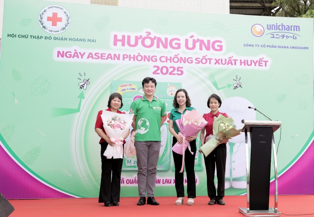 Ông Takahiro Okada – Tổng giám đốc Diana Unicharm – cùng đại diện Trung tâm Y tế và Hội chữ thập đỏ quận Hoàng Mai phát động hưởng ứng ngày Asean phòng chống sốt xuất huyết Ông Takahiro Okada – Tổng giám đốc Diana Unicharm – cùng đại diện Trung tâm Y tế và Hội chữ thập đỏ quận Hoàng Mai phát động hưởng ứng ngày Asean phòng chống sốt xuất huyết