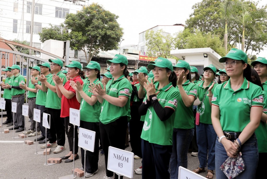Hàng trăm nhân viên Diana Unicharm cùng nhân viên y tế địa phương đồng loạt ra quân nâng cao nhận thức phòng chống sốt xuất huyết. Hàng trăm nhân viên Diana Unicharm cùng nhân viên y tế địa phương đồng loạt ra quân nâng cao nhận thức phòng chống sốt xuất huyết.