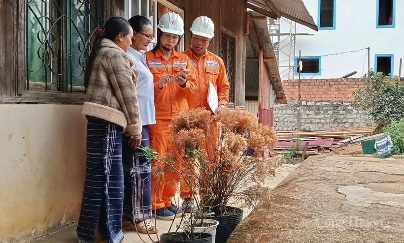 Nhân viên của Công ty Điện lực Lâm Đồng hướng dẫn người dân sử dụng điện tiết kiệm. Ảnh: Thiên Phương