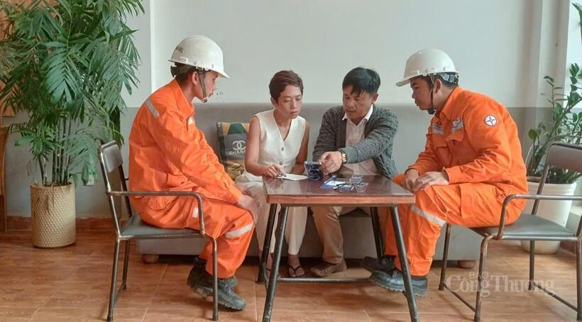 Nhân viên của Công ty Điện lực Lâm Đồng hướng dẫn người dân sử dụng điện tiết kiệm. Ảnh: Thiên Phương