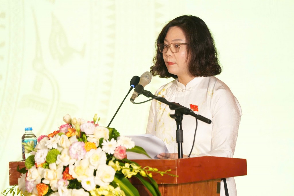 Đồng chí Lê Thị Ánh Mai báo cáo thẩm tra tư cách đại biểu