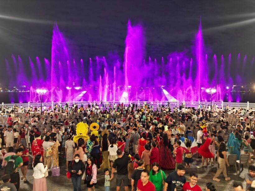 Đông đảo khán giả đến xem mỗi buổi biểu diễn Van Phuc Water Show