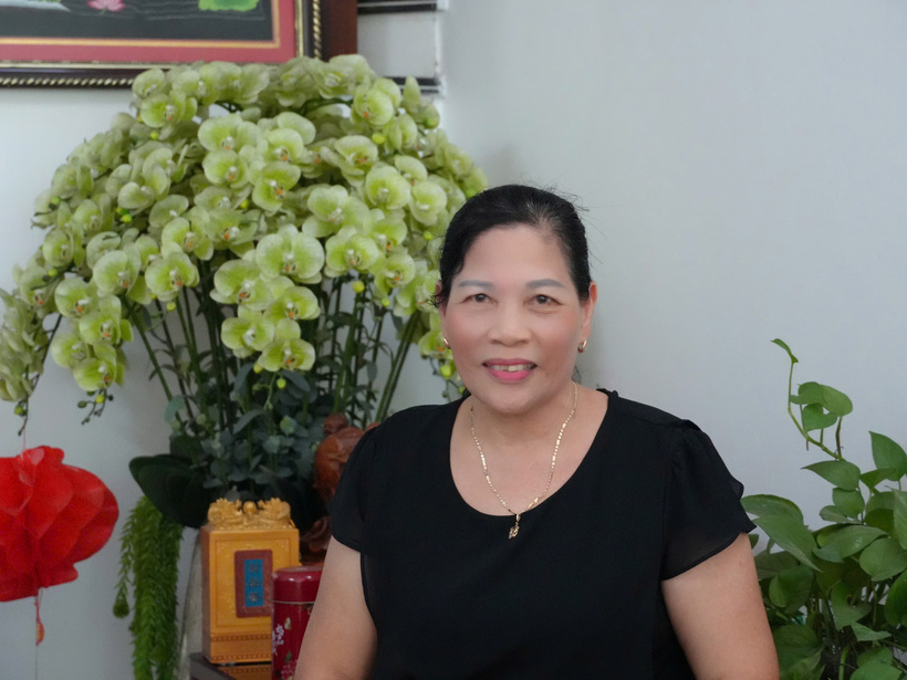 Bà Nguyễn Thị Hoa (số nhà 359, đường Trịnh Tùng, phường Hạc Thành) chia sẻ về việc tiền điện tăng cao trong tháng 6/2025. Ảnh: Hùng Mạnh