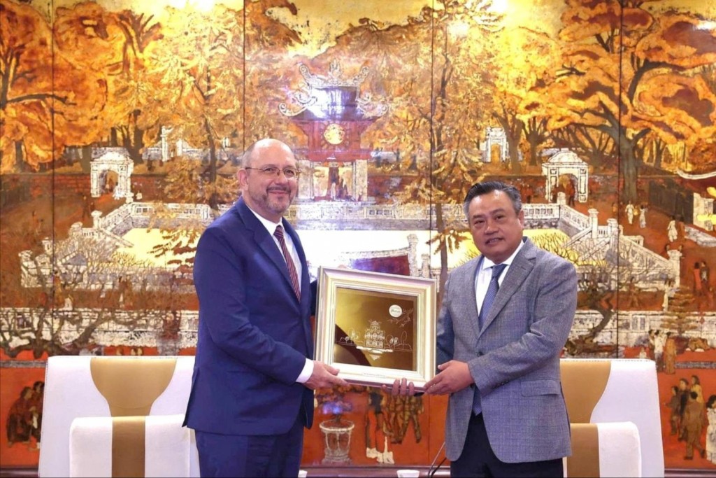 Chủ tịch UBND thành phố Hà Nội tiếp Đại sứ Thụy Sĩ tại Việt Nam Thomas Gass. Ảnh: Quỳnh Dương.