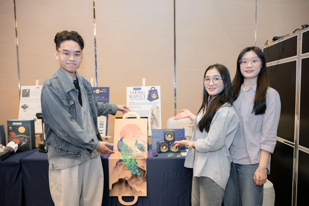 Dự án “Vương Nguyệt – Đêm trăng Kinh Đô” ở hạng mục Bao bì Trung thu từ đội LUcK ghi điểm với tính thẩm mỹ, đa năng và thân thiện môi trường – có thể biến thành túi xách, khung tranh, đồ chơi, mang tinh thần Reuse – Reduce – Recycle.