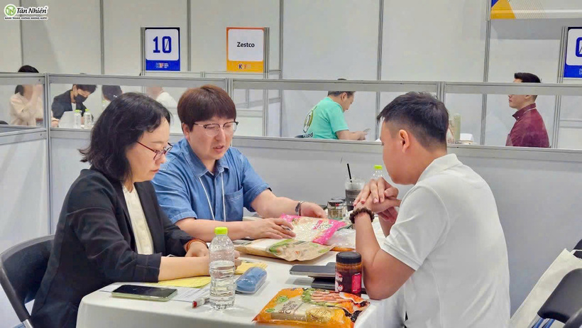 Khu vực kết nối B2B tại hội chợ diễn ra rất sôi động, thu hút hàng loạt cuộc gặp trực tiếp giữa doanh nghiệp Việt Nam và các buyer quốc tế. Ảnh: Trần Quỳnh