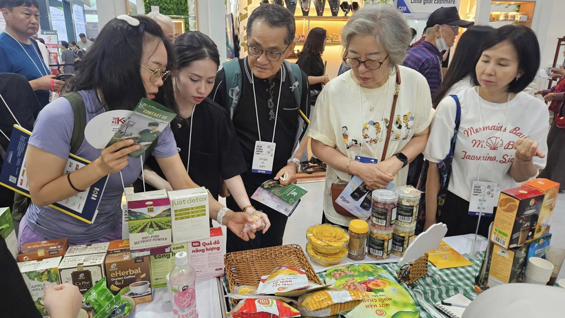 Gian hàng doanh nghiệp Việt Nam thu hút khách Hàn Quốc. Ảnh: Trần Quỳnh