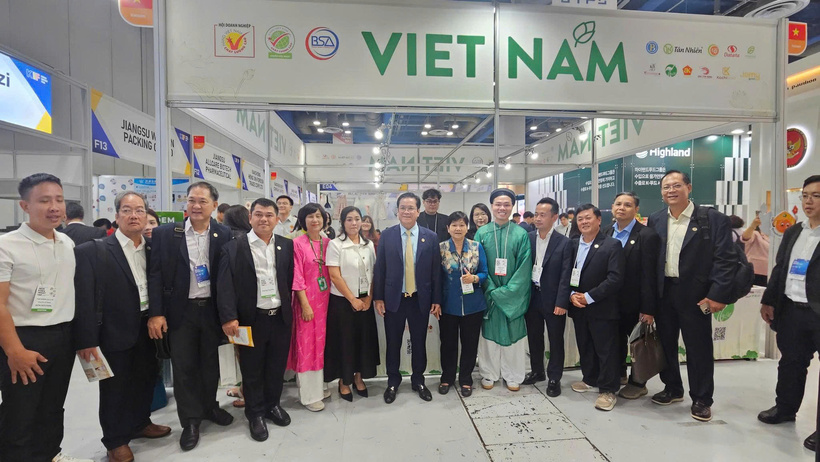 Đại diện Thương vụ và Đại sứ quán Việt Nam tại Hàn Quốc đến thăm, trò chuyện và động viên các doanh nghiệp, thể hiện sự đồng hành và trách nhiệm trong hoạt động xúc tiến thương mại quốc tế. Ảnh: Trần Quỳnh