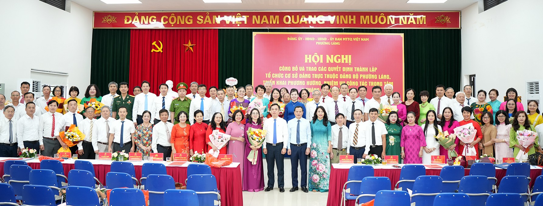 Các đại biểu chụp hình lưu niệm tại hội nghị Các đại biểu chụp hình lưu niệm tại hội nghị