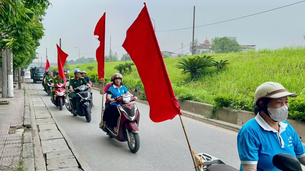 Tuyên truyền trên các tuyến đường phường Lĩnh Nam