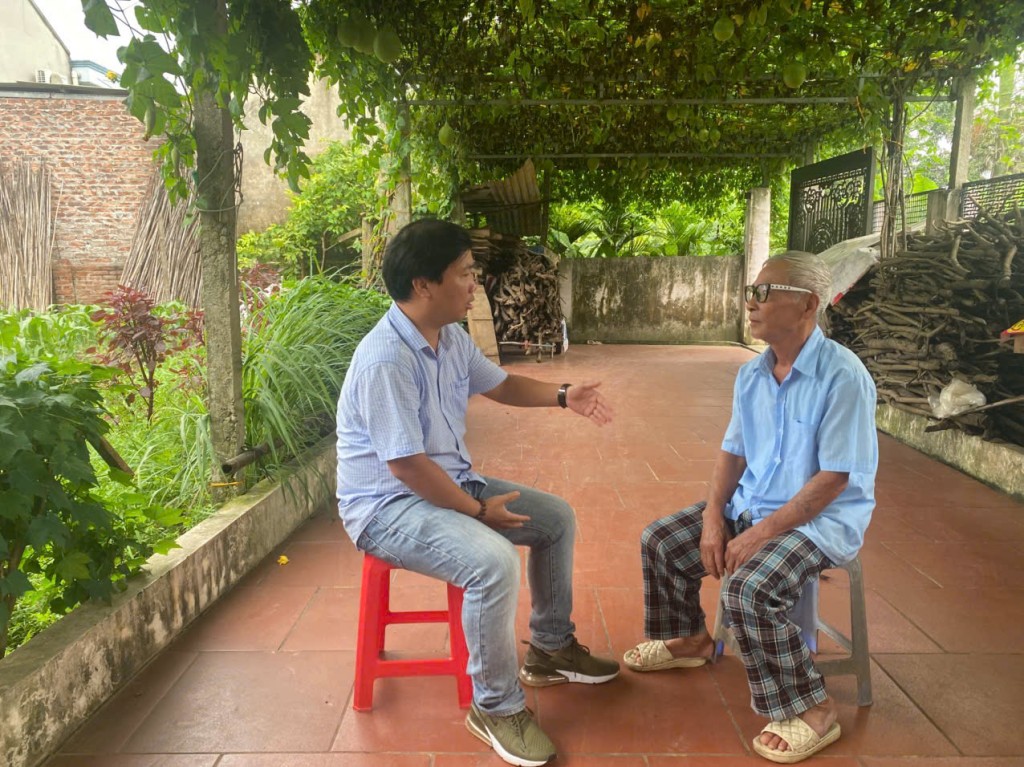 Phóng viên báo Tuổi trẻ Thủ đô trao đổi với ông Nguyễn Tài Thúc về hiện trạng chăm sóc y tế tại xã Minh Châu