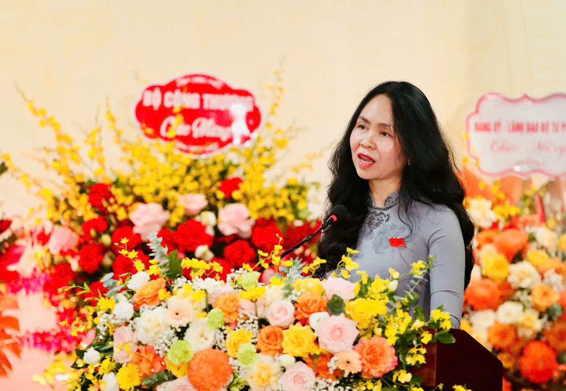 Bà Lê Hoàng Oanh, Bí thư chi bộ, Cục Thương mại điện tử và Kinh tế số trình bày tham luận tại Đại hội