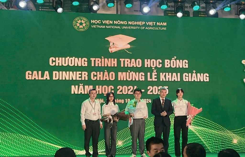 Khoảnh khắc tự hào nhận học bổng của Tuấn Nhân (sơ mi trắng, đứng giữa)